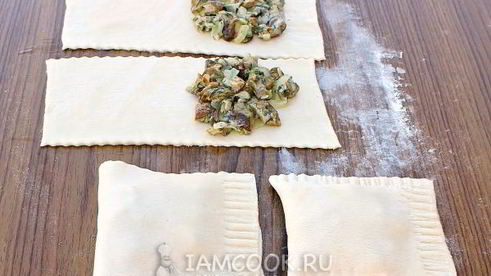 пирожки с грибами из слоеного теста