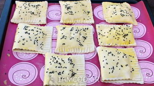 пирожки с грибами из слоеного теста