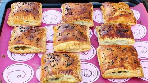 пирожки с грибами из слоеного теста