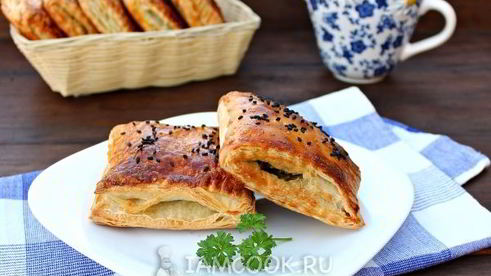 пирожки с грибами из слоеного теста