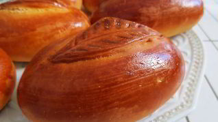 Пирожки с начинкой из картофельного пюре, лука и бекона