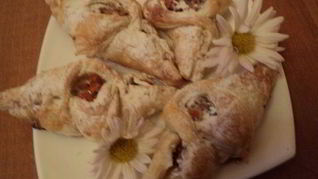 Пирожки с орехами на слоеном тесте