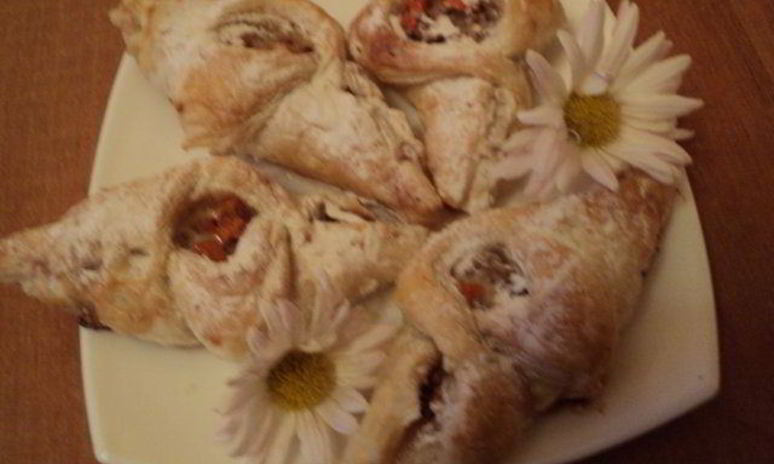 Рецепт пирожков с орехами на слоеном тесте