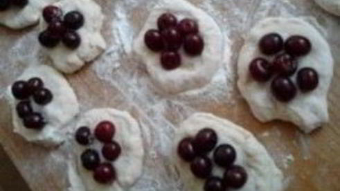 пирожки с вишней на молоке