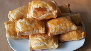 Пирожки с яблоками из слоеного теста