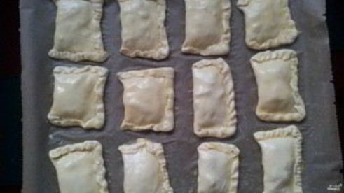 пирожки с яблоками из слоеного теста