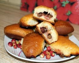 Пирожки с земляникой в духовке