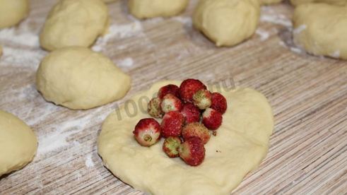 пирожки с земляникой в духовке