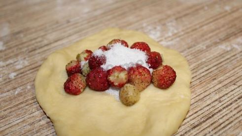 пирожки с земляникой в духовке