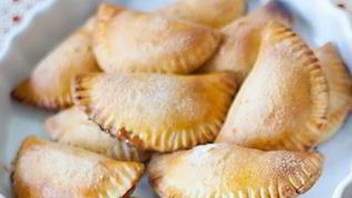 Пирожки Эмпанадас с вареной сгущенкой