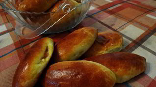 Сладкие печеные пирожки с абрикосами