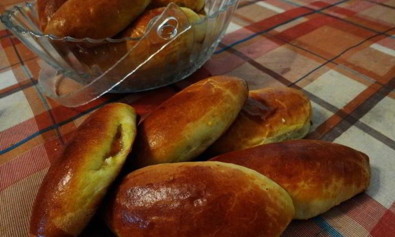 Рецепт сладких печеных пирожков с абрикосами