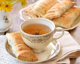 Слоеные пирожки с курицей