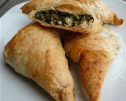 Слоеные пирожки с тунцом, рисом и шпинатом