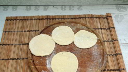 вегетарианские пирожки баоцзы с капустой и грибами