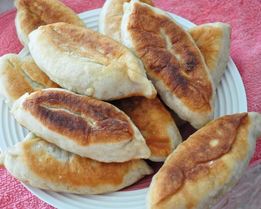 Жареные пирожки с зеленым луком и яйцом на воде