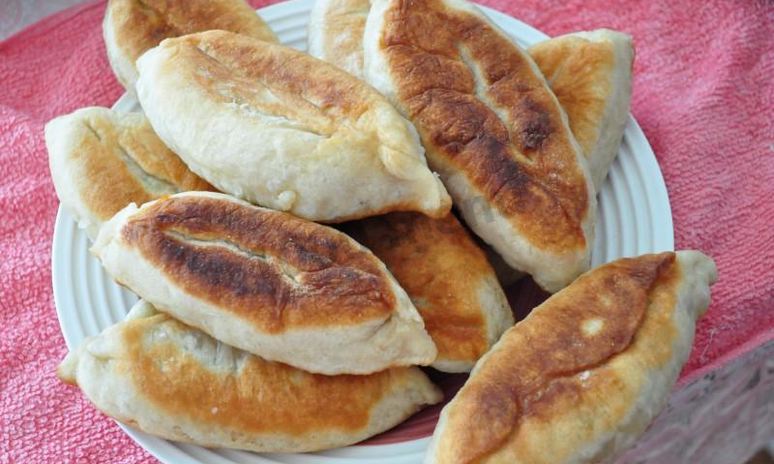 Рецепт жареных пирожков с зеленыма лукома и яйцома ны воде