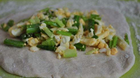 жареные пирожки с зеленым луком и яйцом на воде