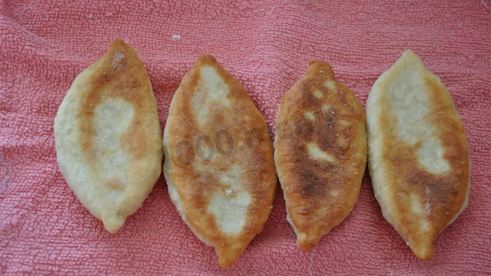 жареные пирожки с зеленым луком и яйцом на воде