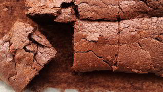 Брауни c темным пивом и сливочно-ликерной глазурью