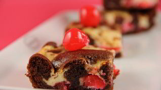 Мраморный брауни с прослойкой из сливочного сыра и коктейльной вишни