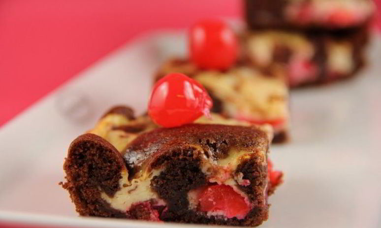 Рецепт мраморного брауни с прослойкой из сливочного сыра и коктейльной вишни