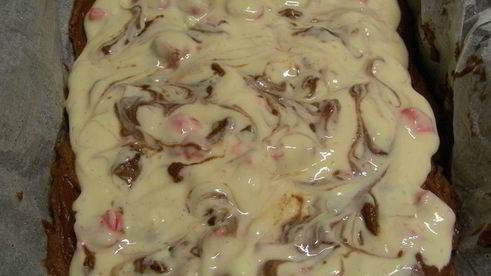 мраморный брауни с прослойкой из сливочного сыра и коктейльной вишни