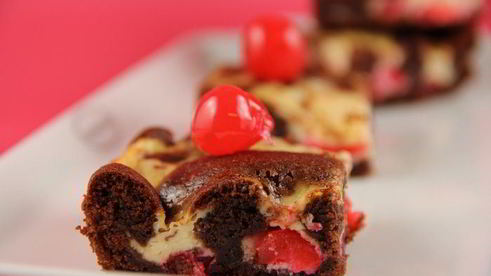 мраморный брауни с прослойкой из сливочного сыра и коктейльной вишни