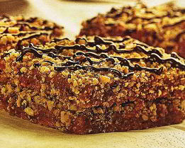 Ореховые пирожные с малиновым вареньем