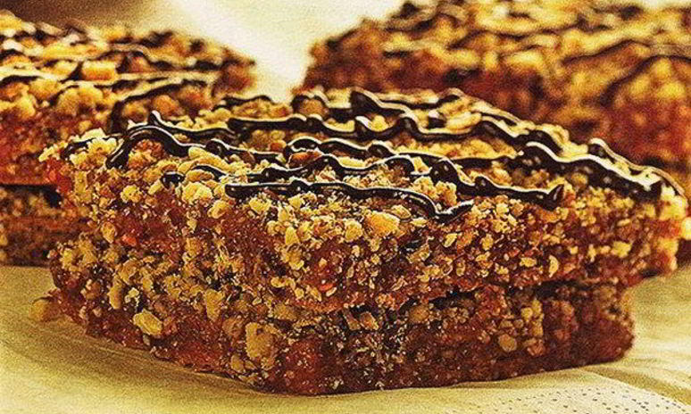 Рецепт ореховых пирожных с малиновым вареньем