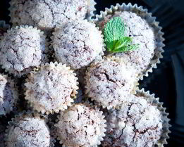 Пирожное с мятой и темным шоколадом