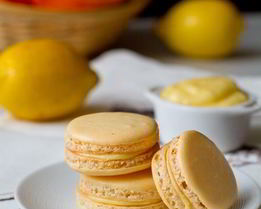 Пирожные макарон с лимонным курдом