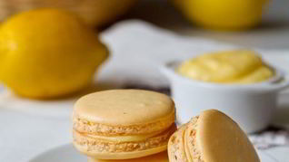 Пирожные макарон с лимонным курдом