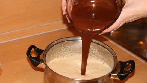 шоколадные брауни с арахисовыми завитками