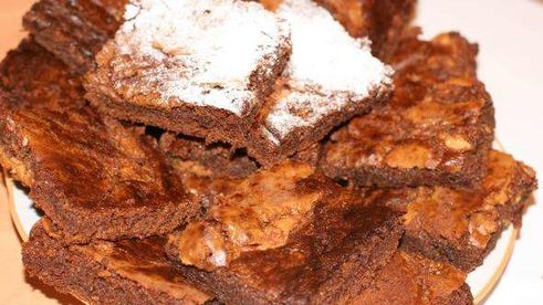 шоколадные брауни с арахисовыми завитками