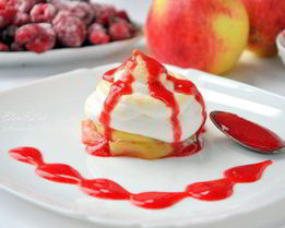 Яблочное пирожное с меренгой и малиновым соусом