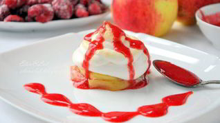 Яблочное пирожное с меренгой и малиновым соусом