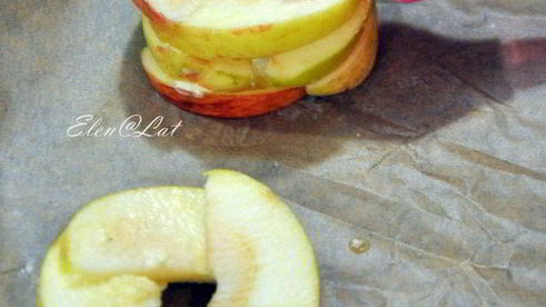 яблочное пирожное с меренгой и малиновым соусом