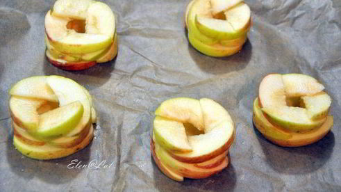 яблочное пирожное с меренгой и малиновым соусом