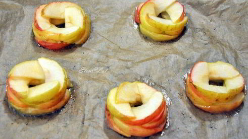 яблочное пирожное с меренгой и малиновым соусом