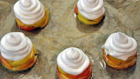 яблочное пирожное с меренгой и малиновым соусом