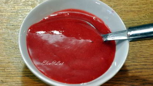 яблочное пирожное с меренгой и малиновым соусом