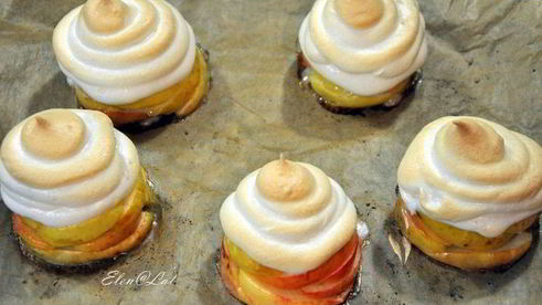 яблочное пирожное с меренгой и малиновым соусом