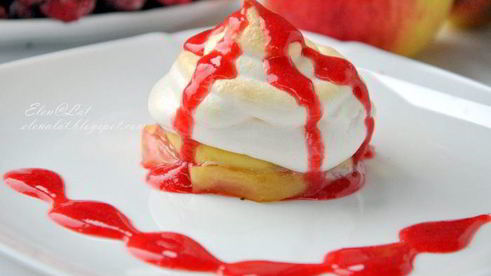 яблочное пирожное с меренгой и малиновым соусом