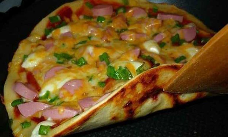 Рецепт домашней пиццы минутка на сковороде