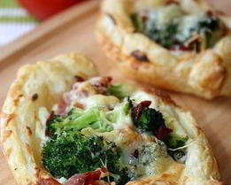 Хрустящие мини-пиццы с беконом и брокколи