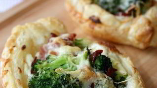 Хрустящие мини-пиццы с беконом и брокколи