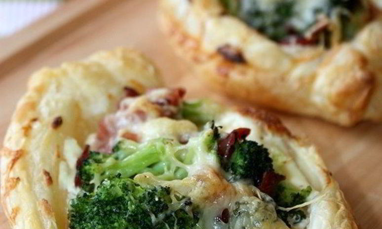 Рецепт хрустящих мини-пицц с беконом и брокколи