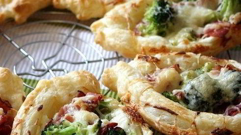 хрустящие мини-пиццы с беконом и брокколи