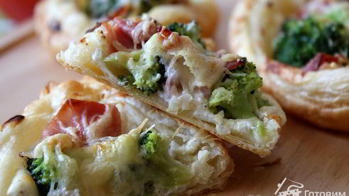 хрустящие мини-пиццы с беконом и брокколи